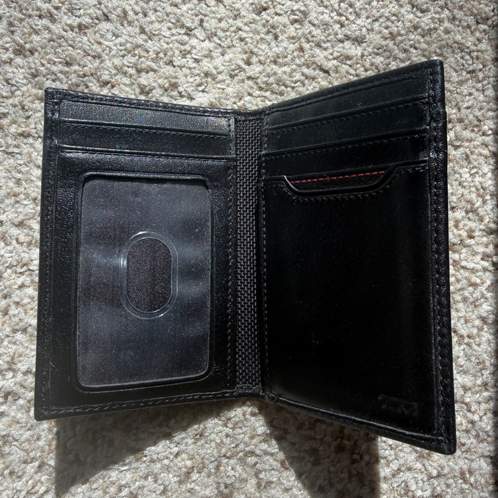 Tumi Sleek Black Leather Holder - Picture 3 of 3